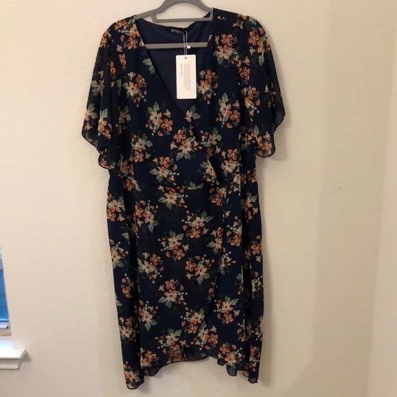 BloomChic Dresses & Skirts - BloomChuc Floral Tulip Hem Navy Dress 18-20 NWT